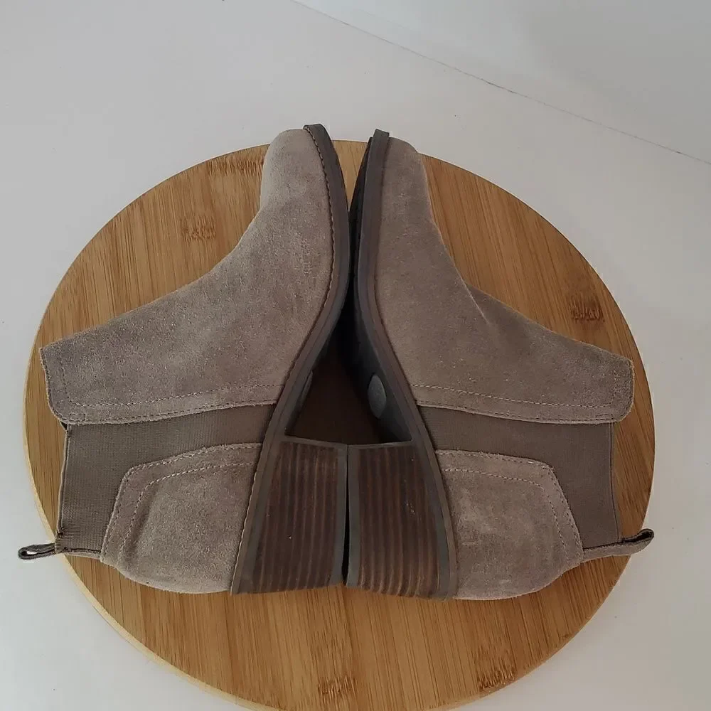 Me Too Womens Zarita 14 Taupe Suede Booties Ankle Boots Shoes 7.5M